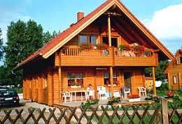 Holzblockhaus mit Kamin direkt am Strand