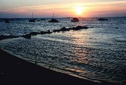 Holzblockhaus mit Kamin direkt am Strand