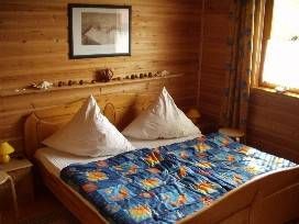 Holzblockhaus mit Kamin direkt am Strand