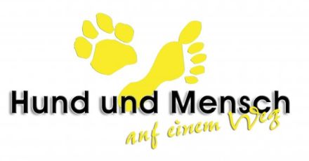 Hund und Mensch auf einem Weg