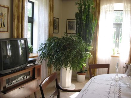 Landhaus mit Pferdestall und eingezäunter Garten