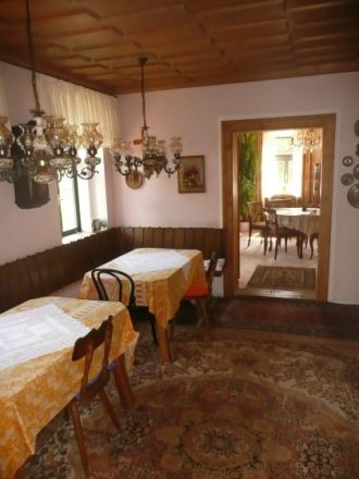 Landhaus mit Pferdestall und eingezäunter Garten