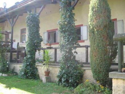 Landhaus mit Pferdestall und eingezäunter Garten