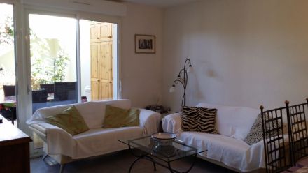 Haus mit sonniger Dachterrasse und Meeresblick