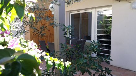 Haus mit sonniger Dachterrasse und Meeresblick