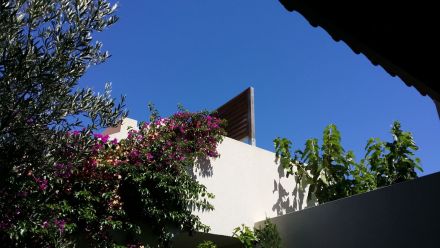 Haus mit sonniger Dachterrasse und Meeresblick