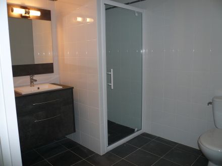 Haus mit sonniger Dachterrasse und Meeresblick