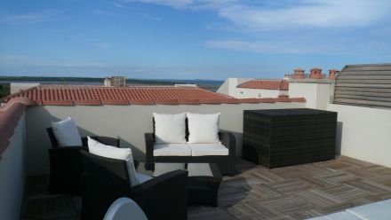 Haus mit sonniger Dachterrasse und Meeresblick