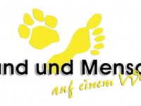 Hund und Mensch auf einem Weg