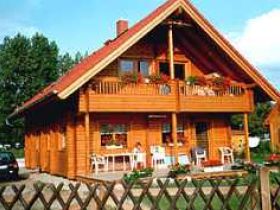 Holzblockhaus mit Kamin direkt am Strand