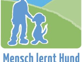 Mensch lernt Hund