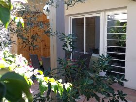 Haus mit sonniger Dachterrasse und Meeresblick